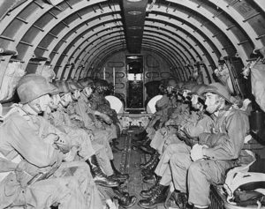 C-47_interior_w_paras_1942-400